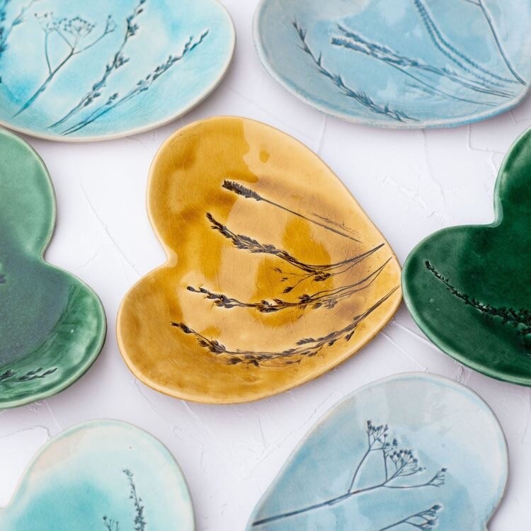 Керамика: тарелки с оттиском листиков