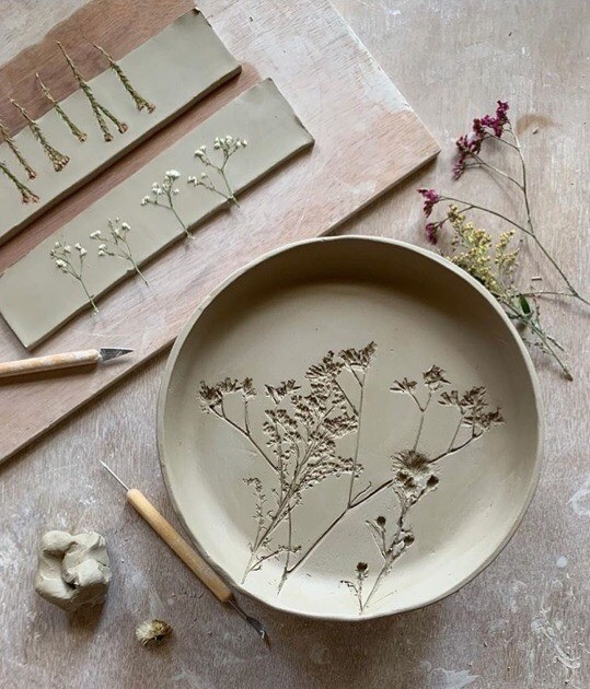 Керамика: тарелки с оттиском листиков