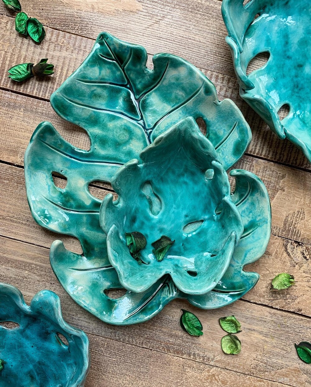 Керамика: тарелки в форме листа
