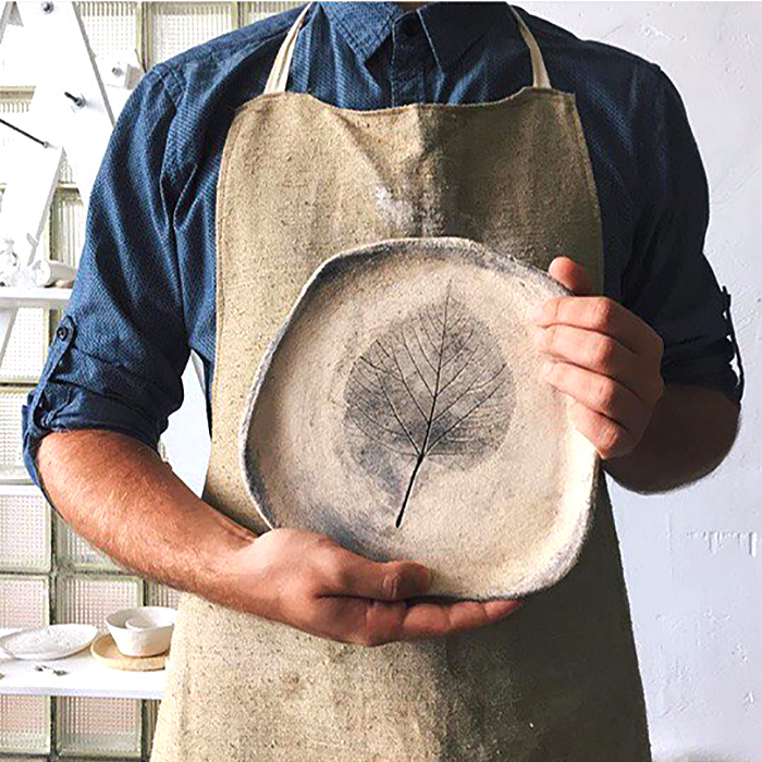 Керамика: тарелка с оттиском листика