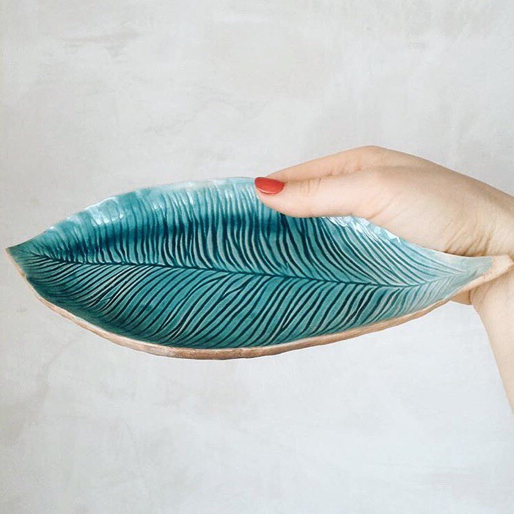 Керамика: тарелка в форме листа