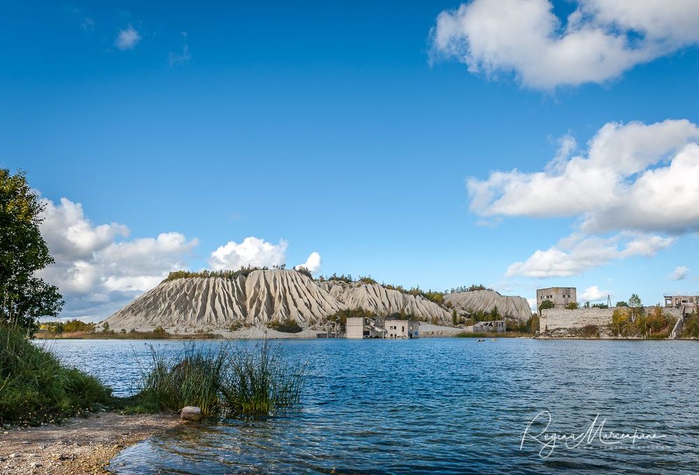 Террикон и озеро Румму ( Rummu aherainemägi ja järv / Rummu spoil tip and lake)