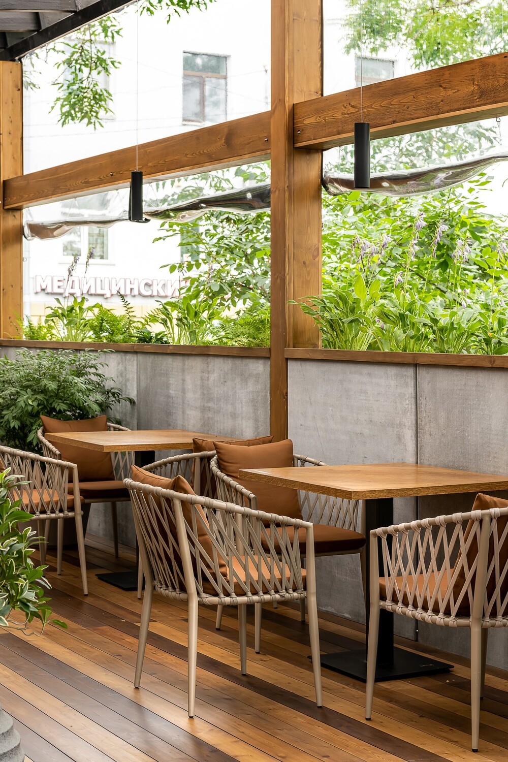 Озеленение террасы кафе Токио