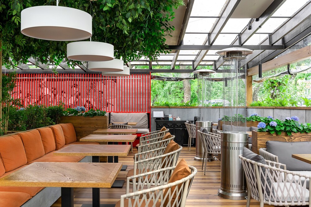 Озеленение террасы кафе Токио