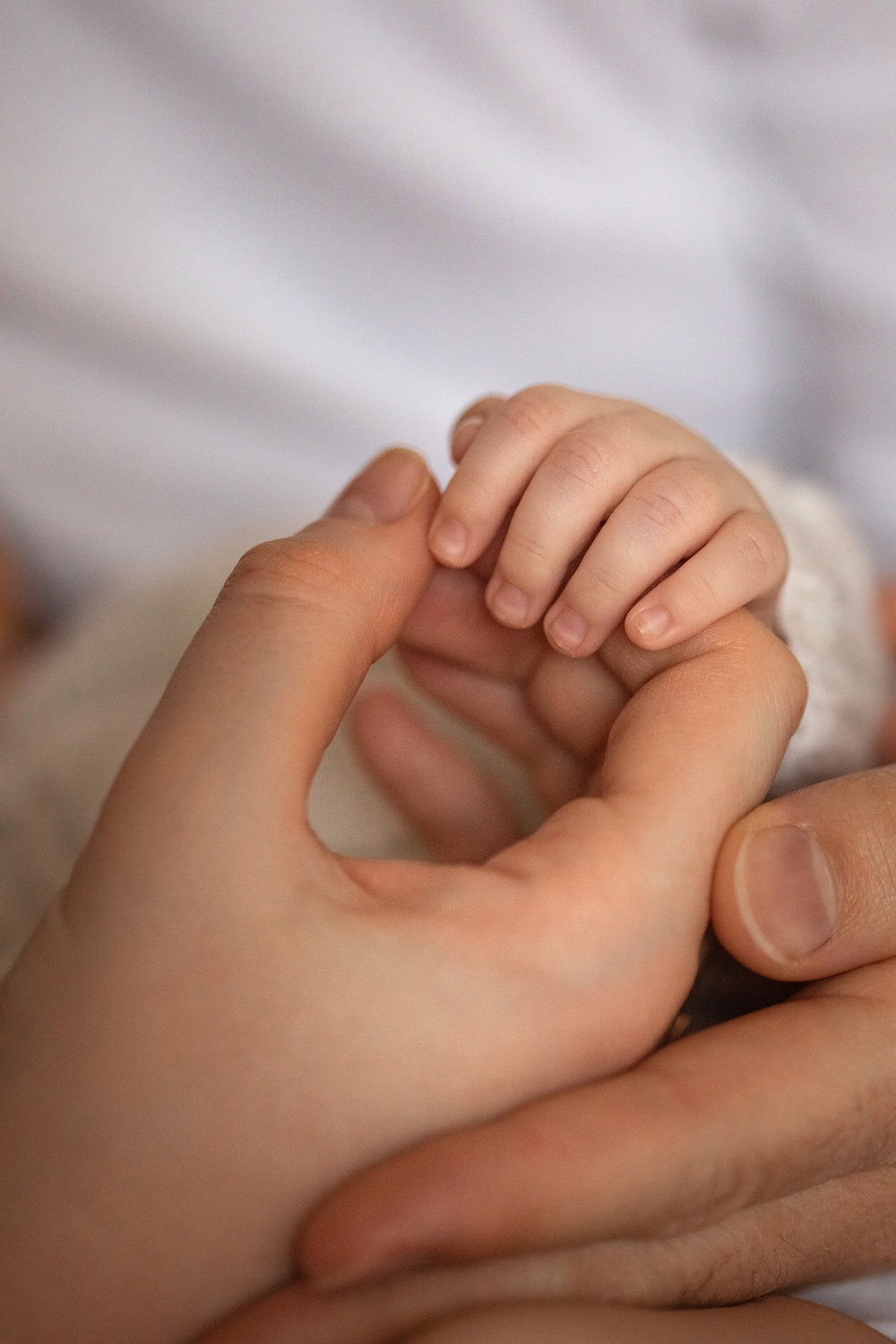 Hände von Eltern und Baby