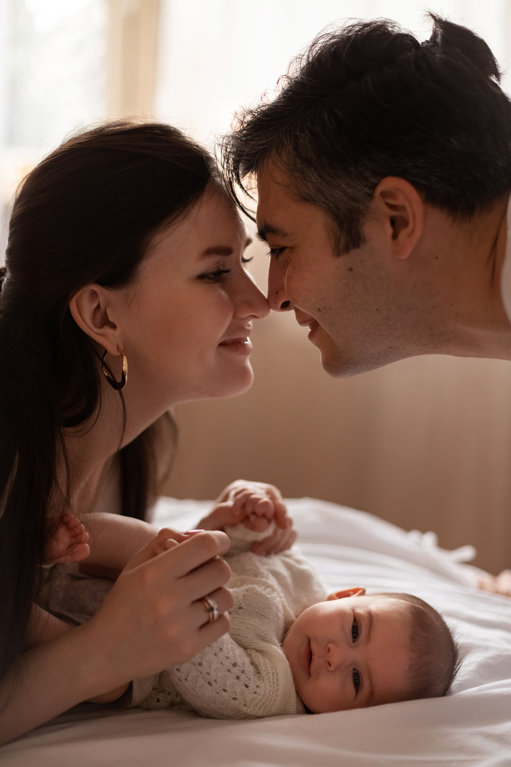 Eltern und Baby beim Neugeborenenfotoshooting in Meunchen