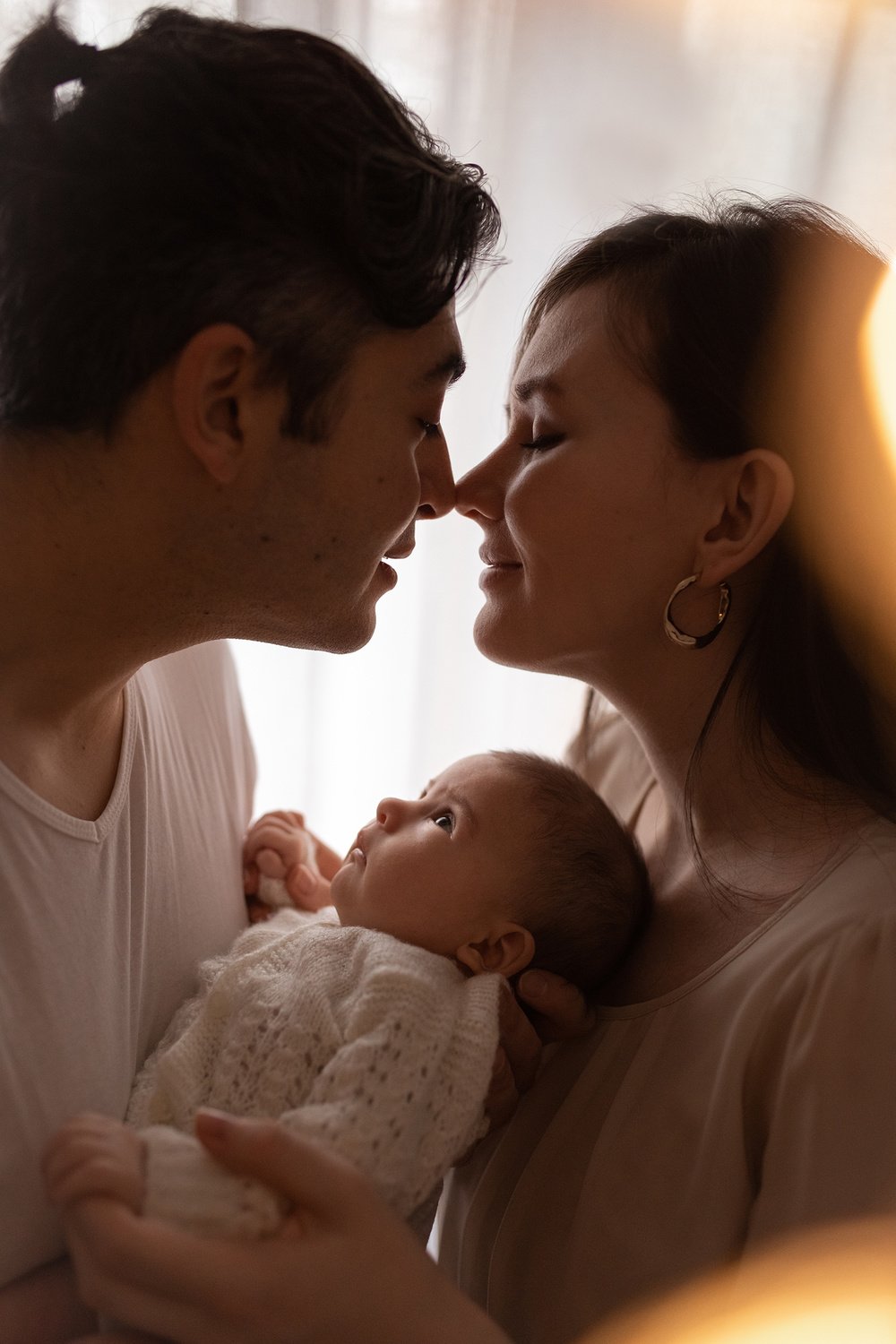 Eltern und Baby beim Neugeborenenfotoshooting in Meunchen