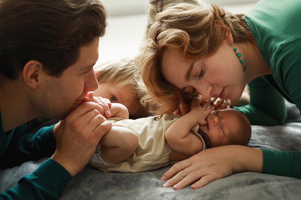 Familie mit Baby beim Neugeborenenfotoshooting in Meunchen