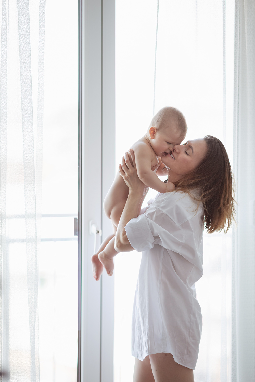 Mutter und Baby Fotoshooting bei Familienfotografin in München