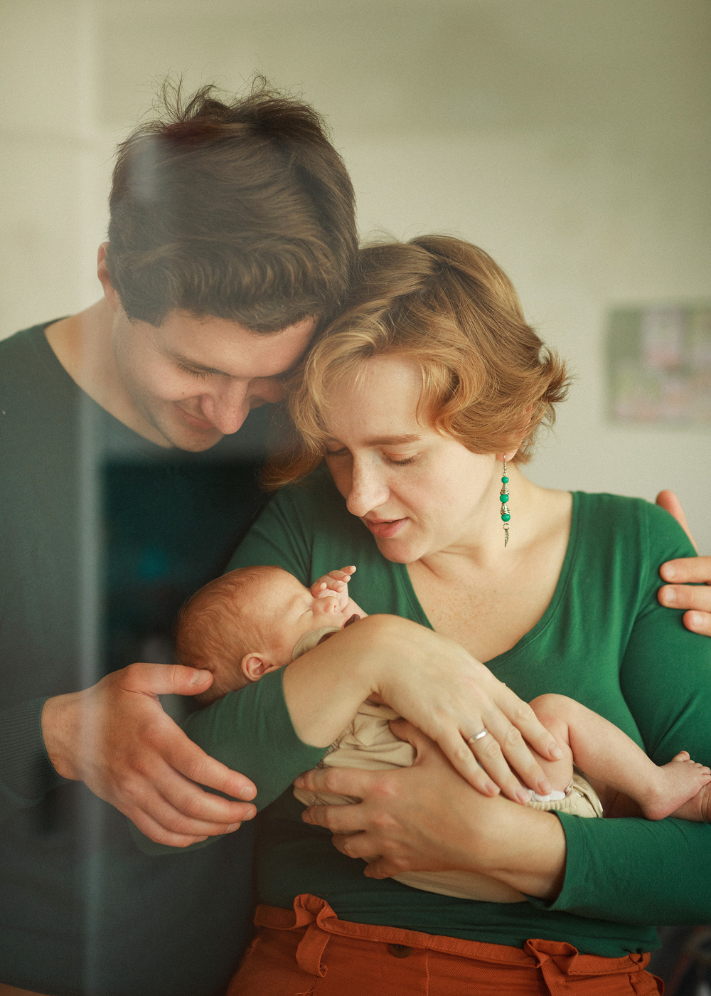 Familie mit Baby beim Neugeborenenfotoshooting in Meunchen