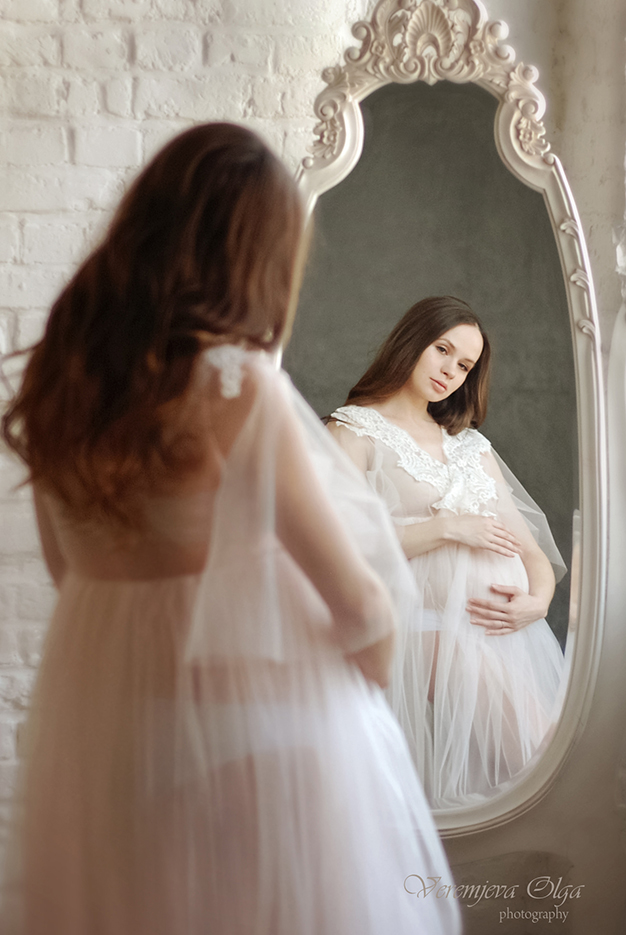 беременная в зеркале