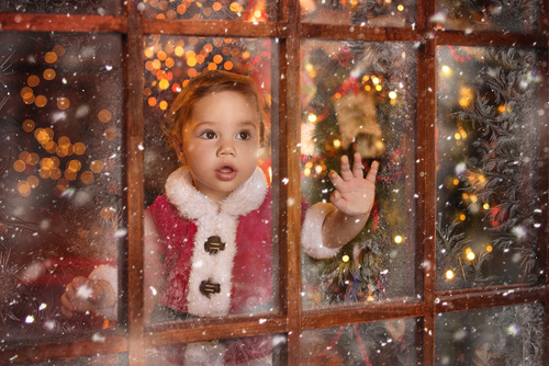 ребенок у зимнего окна