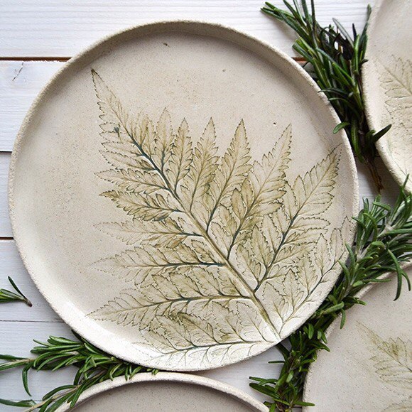 Керамика: тарелка с оттиском листика