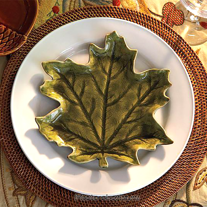 Керамика: тарелка в форме листа